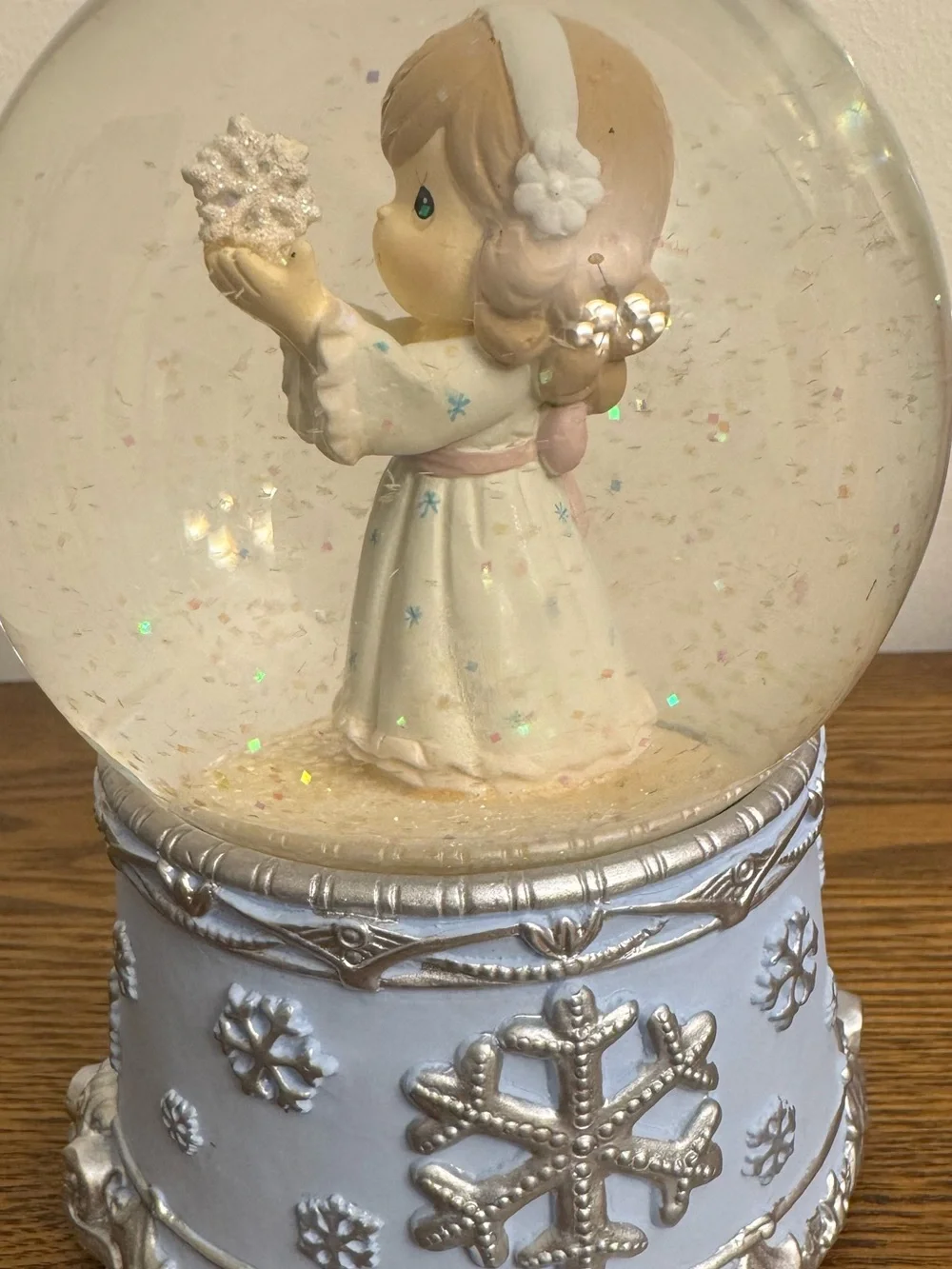 Precious Moments Musical Snow Globe Angel with Snowflake 121103 No Bubbles Clear